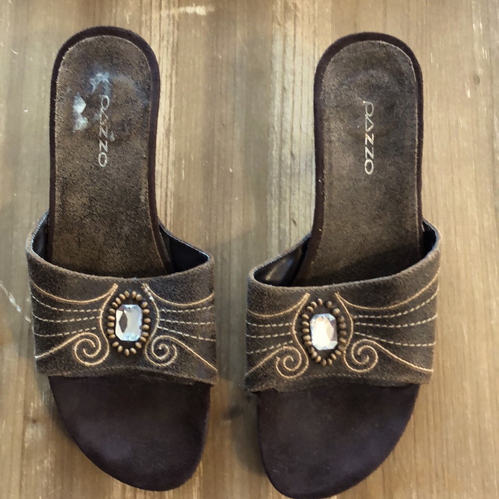 Pazzo Sandals Size 6M, Distressed Brown Leather and Rhinestone w/Jewel and Wood.